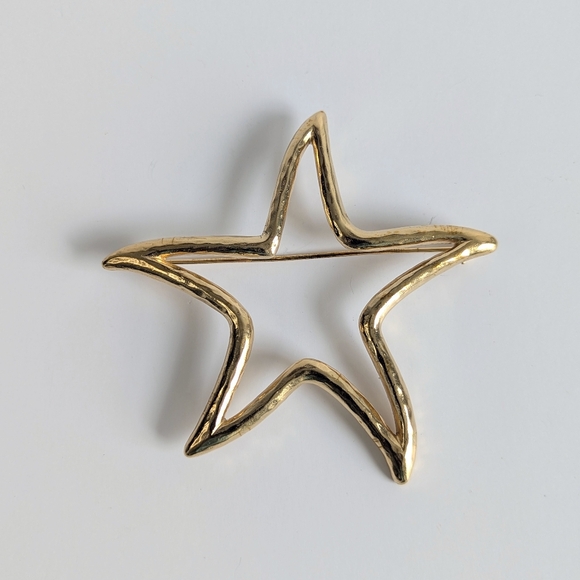 Vintage Givenchy Paris Large Star Hammered Openwork Pin Gold Plated - Picture 1 of 9